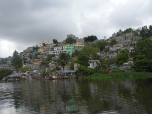 Viviendas en las márgenes del río Ozama. 