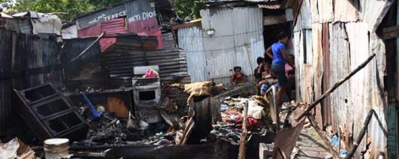 Incendio destruye viviendas en Alfa IV