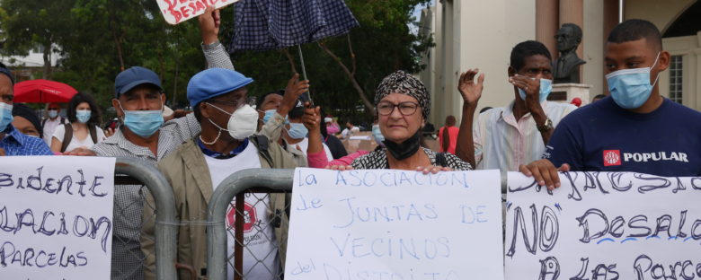 Comunidades desalojadas se movilizan frente al Palacio Nacional