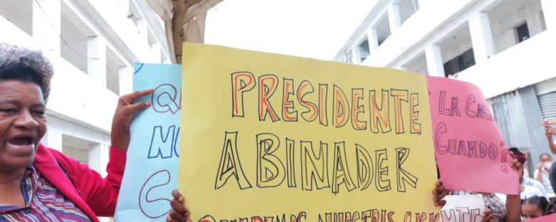 Familias desalojadas en Los Alcarrizos tienen un año viviendo en escuela