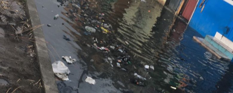 Avenida Nuevo Domingo Savio ahora represa agua de cañadas